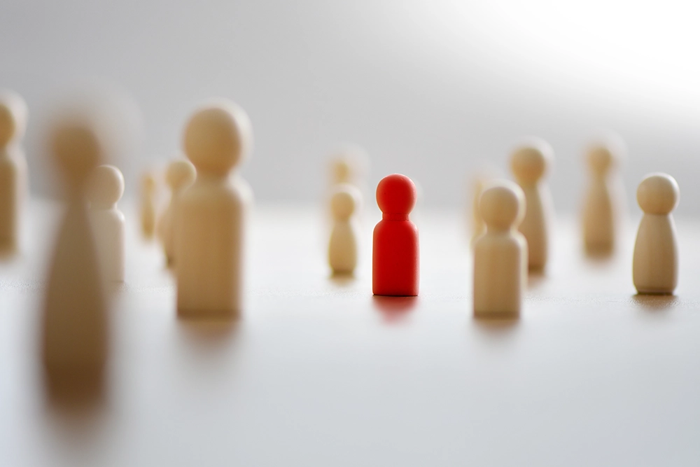 Aufstellungsfiguren, in der Mitte eine rote Figur.