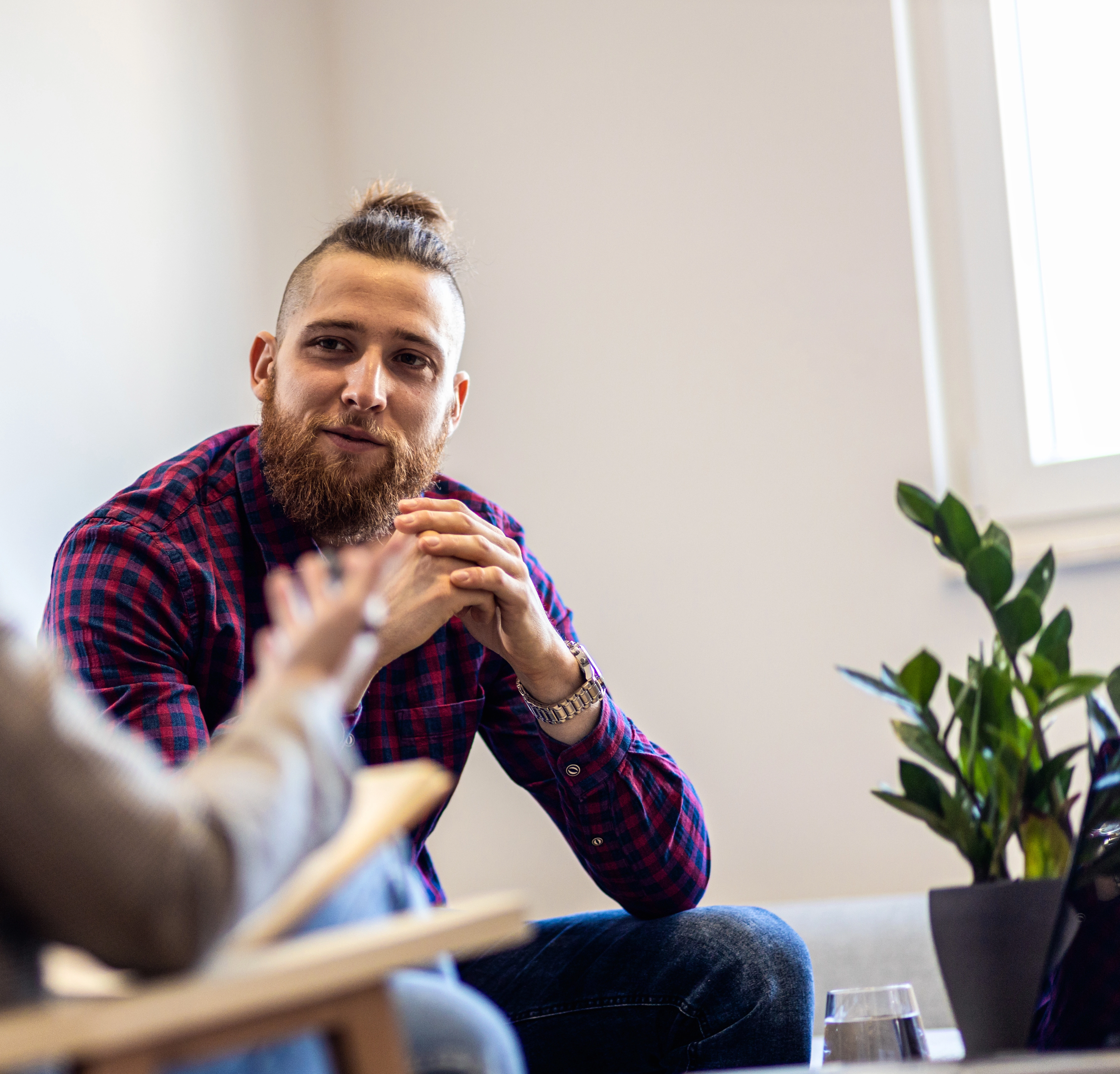 Ein Mann in Einzelberatungssituation.