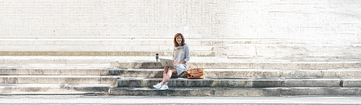 Gabriele Aumeier auf einer Treppe sitzend.