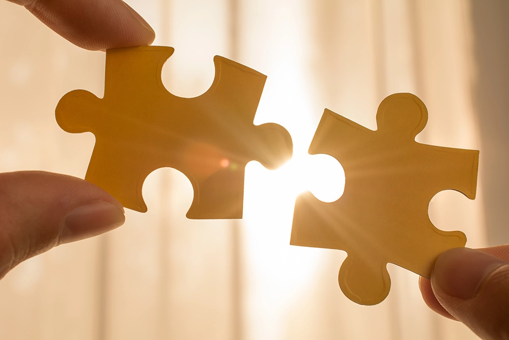 Zwei Puzzle-Teile die zusammenpassen.