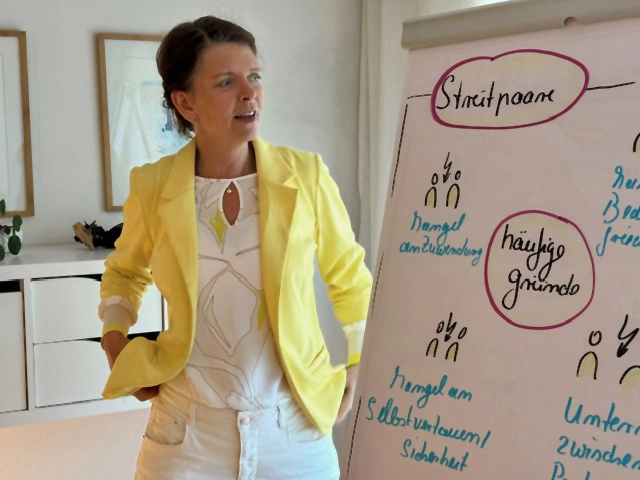 Gabriele Aumeier hinter einem Flipchart mit der Beschriftung 'Streitpaare'