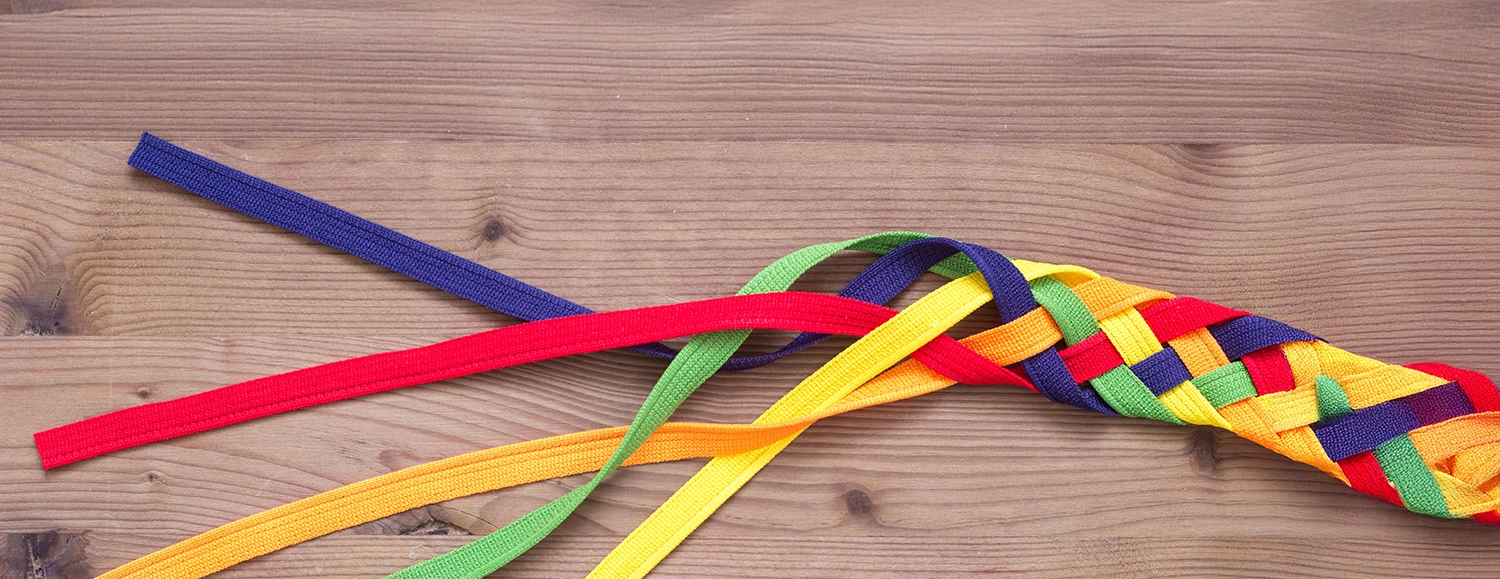 Schnüre die geflochten sind als Symbol für gemeinsame Lösungen finden.